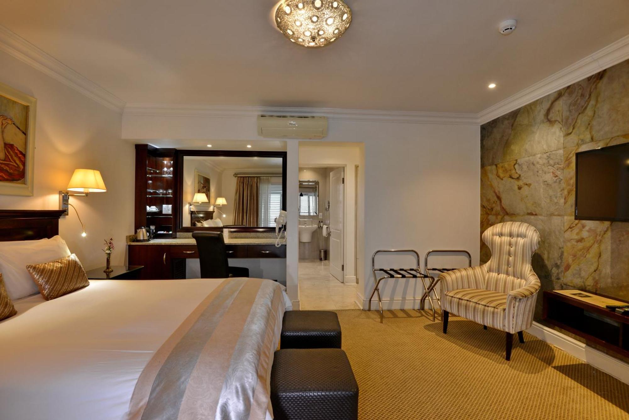 The Coach House At Val Du Charron Hotel Уелингтън Екстериор снимка