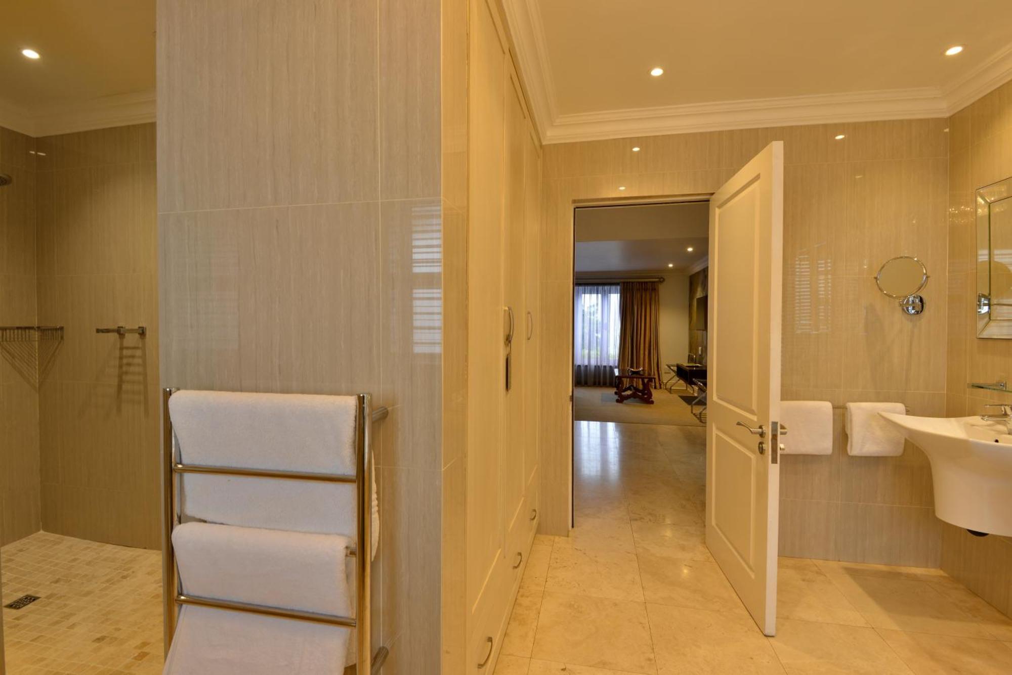 The Coach House At Val Du Charron Hotel Уелингтън Екстериор снимка